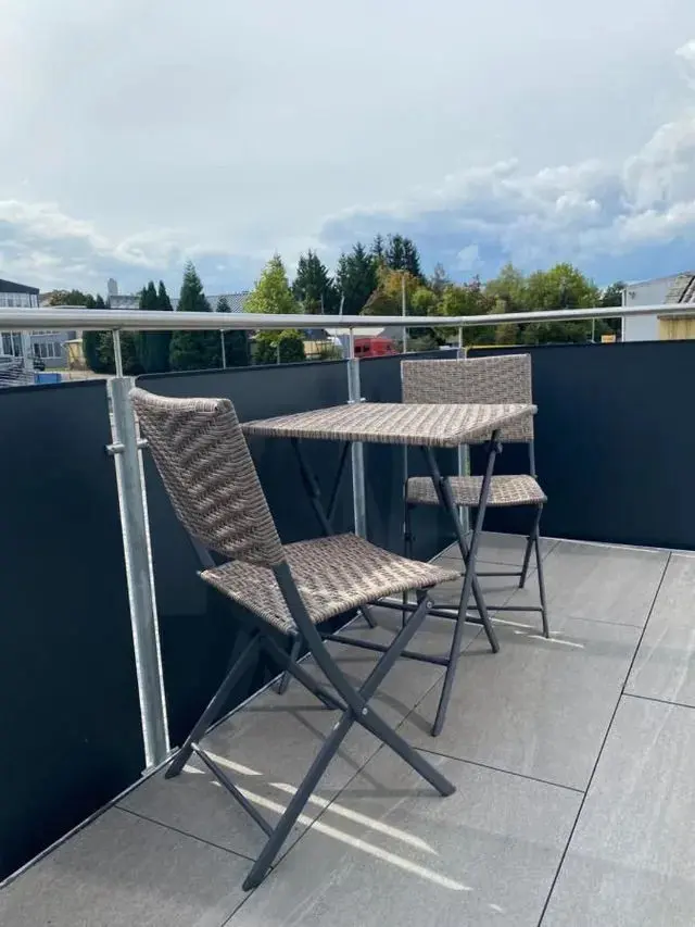 Balkon mit Tisch und Stühlen